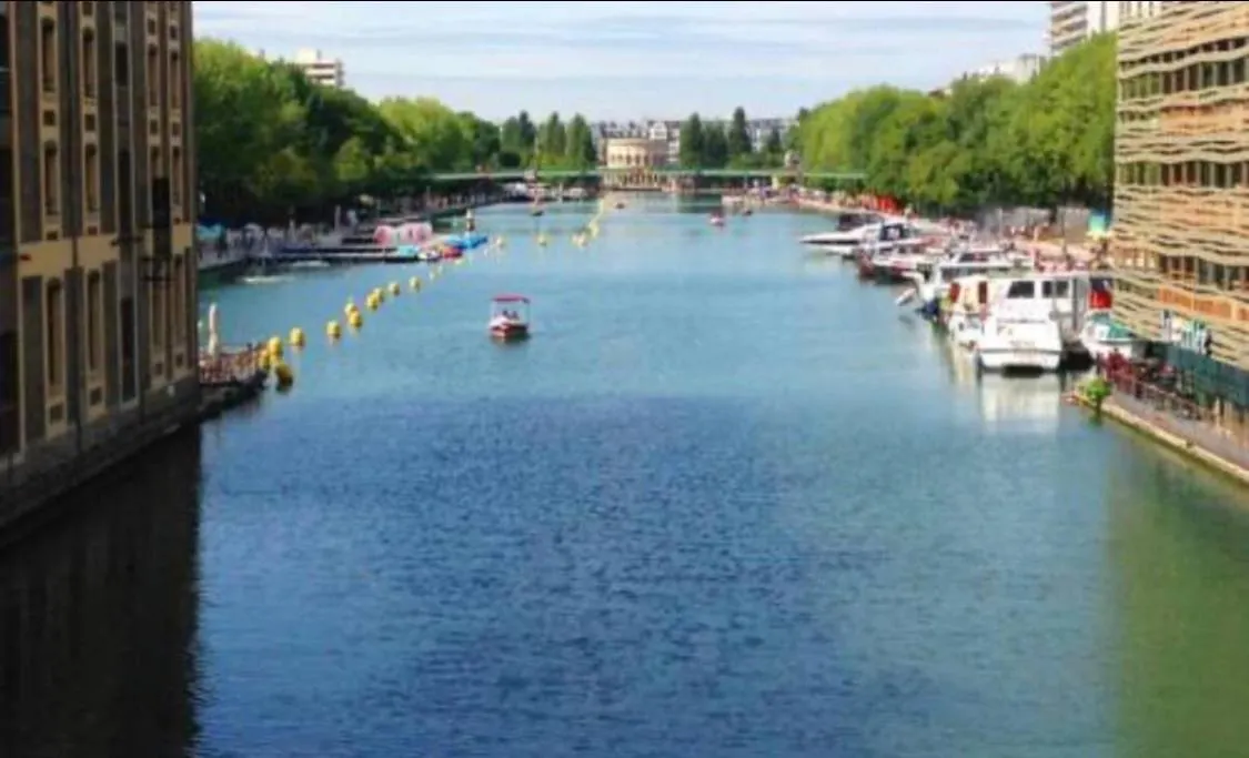 Studio Tout Equipe Bassin De La Vilette Centre Parigi Francia